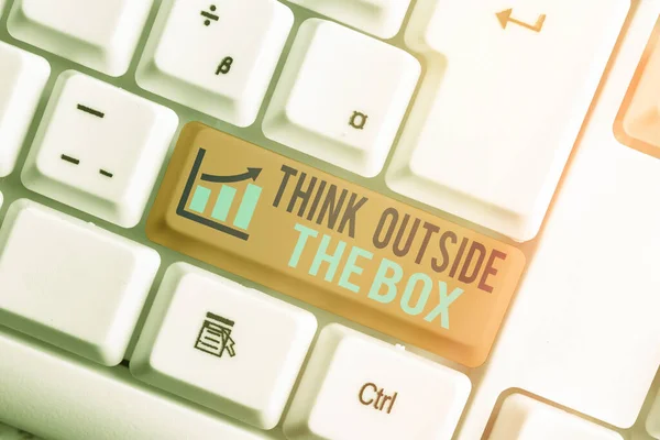 Signo de texto que muestra Think Outside The Box. Foto conceptual Aprende a adoptar nuevas ideas y hacer de una manera creativa . — Foto de Stock