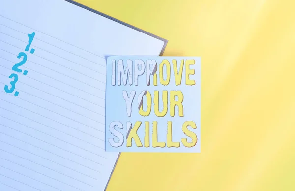 손으로 쓴 글자는 기술을 향상시키는 것을 나타낸다. Business photo text Learn Practice and Improve to better career and life to achive goals Paper with copy space on yellow table. 비즈니스 포토 텍스트 학습 과 인생 개선. 본문을 위한 종이 — 스톡 사진