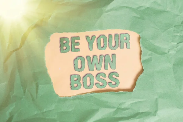 Skriva lapp som visar Be Your Own Boss. Business foto visa upp att arbeta för dig själv och inte vara anställd av någon annan Grön skrynklig färgat papper ark slitna färgglada bakgrund. — Stockfoto