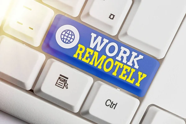 Signo de texto que muestra Work Remotely. Foto conceptual estilo de trabajo fresco donde los empleados maneja el trabajo lejos del público Teclado de PC blanco con papel de nota vacío por encima del espacio de copia de tecla blanca . —  Fotos de Stock