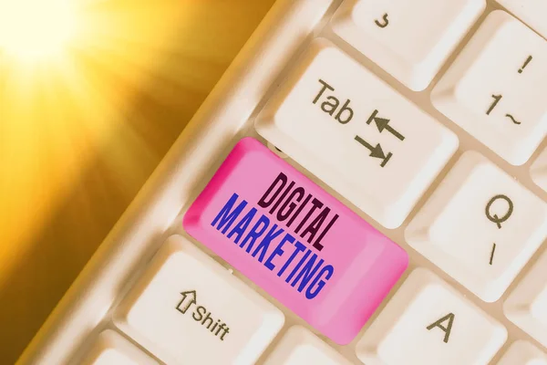 Nota di scrittura che mostra il Digital Marketing. Foto aziendale che mostra la promozione di prodotti o marchi utilizzando dispositivi elettronici . — Foto Stock