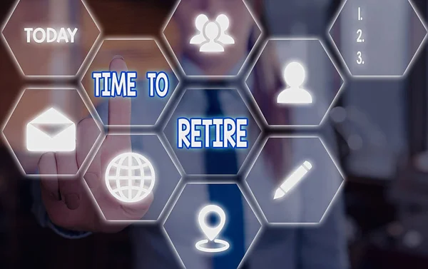 Je čas na odchod do důchodu. Koncept znamená bankovní spořicí účet, pojištění a penzijní plánování Grids a různé nastavení ikon nejnovější digitální technologie koncept. — Stock fotografie