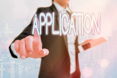 Uygulamayı gösteren not yazılıyor. İş fotoğrafında, resmi ve genellikle yazılı olan bir şey için sipariş veriliyor. İş dünyasındaki önemli ayrıntıları gösteren dokunmatik ekran dijital işaretleme.