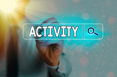 Etkinliği gösteren not yazılıyor. Bir çok şeyin meydana geldiği durumu gösteren iş fotoğrafı veya İnternet 'te dijital bilgi fütüristik ağ bağlantısını arama durumu.