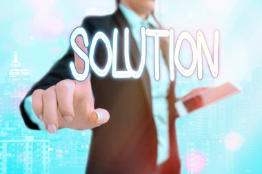 Çözüm 'ü gösteren bir not yazıyorum. Bir sorunu çözmenin ya da zor bir durumun üstesinden gelmenin yollarını gösteren iş fotoğrafı iş dünyasındaki önemli ayrıntıları ekran dijital olarak işaretleyen dokunmatik ekran.