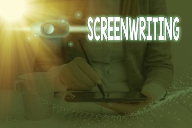 Senaryoyu gösteren bir not yazıyorum. Medya iletişimi için yazma metinlerinin sanat ve zanaatını gösteren iş fotoğrafı web veri bilgi güvenlik uygulama sistemi için asma kilit.