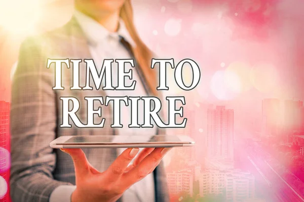 Emekli olma zamanını gösteren kavramsal el yazısı. Banka tasarruf hesabı, sigorta ve emeklilik planının sergilendiği iş fotoğrafı İş dünyasındaki önemli ayrıntıları gösteren ekran ekranına dokunun. — Stok fotoğraf