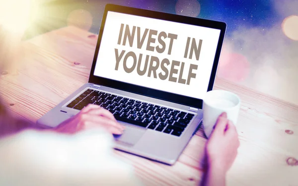 Konceptuell handstil som visar Invest In Yourself. Business photo showcasing Förbättra dina färdigheter ta kurser Gör mästare Stipendium Moderna prylar vit skärm under färgglada bokeh bakgrund. — Stockfoto