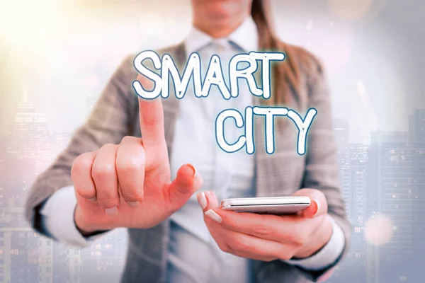 Написання тексту Smart City. Концепт означає міську територію, яка використовує технології зв'язку для збору цифрових додатків на екрані даних, що позначають важливі деталі в бізнесі.. — стокове фото