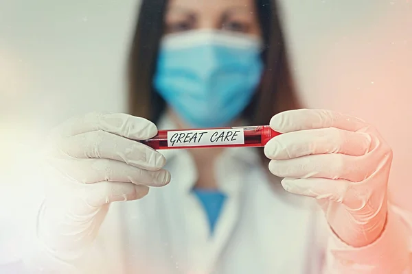 Escribir una nota que muestre gran cuidado. Exhibición de la foto del negocio que da la atención, la consideración, el amor, y la comodidad hacia otras muestras de la prueba de sangre del laboratorio para el análisis médico del diagnóstico . —  Fotos de Stock