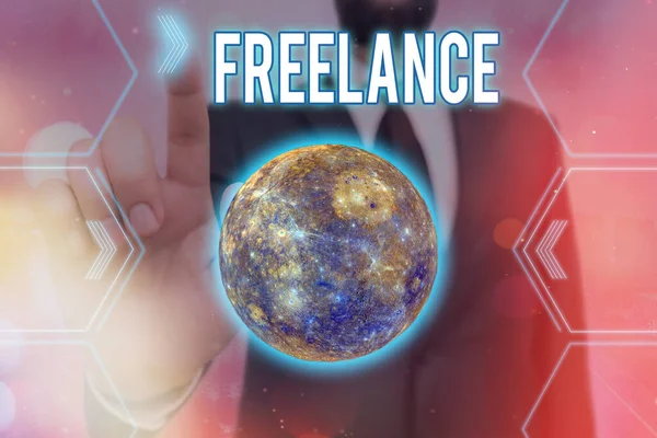 Написання тексту Freelance. Концепт означає працювати в різних фірмах, а не бути постійними футуристичними іконами сонячної системи. Елементи цього зображення, надані НАСА.. — стокове фото