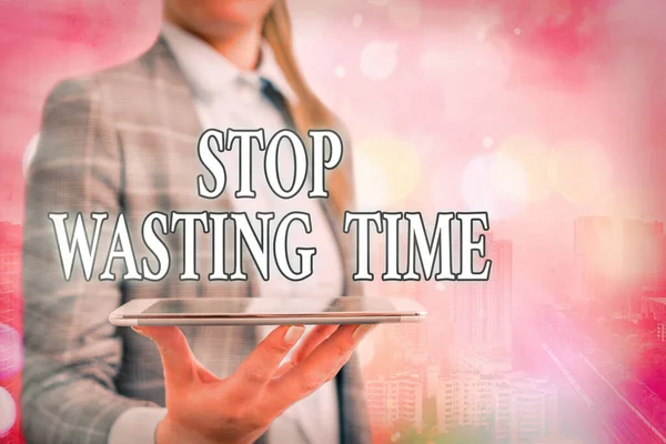 Scrittura concettuale a mano che mostra Stop Wasting Time. Business photo showcase Organizzare il programma di gestione consente di farlo Iniziare ora Touch screen digital marking important details in business. — Foto Stock