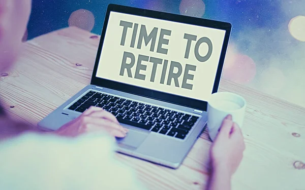 Konceptuell handstil som visar Time To Retire. Affärsfoto visa upp banksparkonto, försäkring och pensionsplanering Moderna prylar vit skärm under färgglada bokeh bakgrund. — Stockfoto