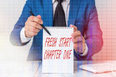 Taze Başlangıç Bölüm 1 'i gösteren not yazılıyor. İş fotoğraflarında koşullarınızdaki değişiklikler yeni kariyer ve büyüme eğilimlerinin yükselmesi performans finans tablosu.