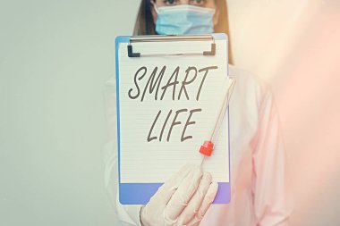 Akıllı Yaşam el yazısı. Konsept, tıbbi tanı analizi için gösterilen laboratuvar kan örneğinin eğlenceli ve rahat bir şekilde çalışmasını sağlayan teknoloji anlamına geliyor..