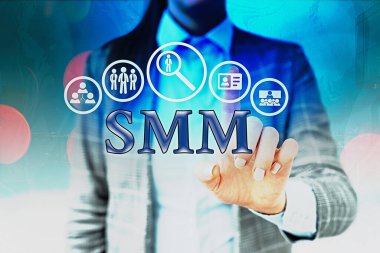 El yazısı, Smm. Kavram, sosyal medya pazarlama platformları ve web siteleri ürün veya hizmet bilgi dijital teknoloji ağı bağlantı bilgi öğeleri simgesini teşvik eder.