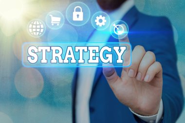 El yazısı metni stratejisi. Genel bir hedefe ulaşmak için tasarlanmış eylem planı veya stratejisi anlamına gelen kavram Dijital teknoloji ağ bağlantısı bilgi öğeleri simgesi.