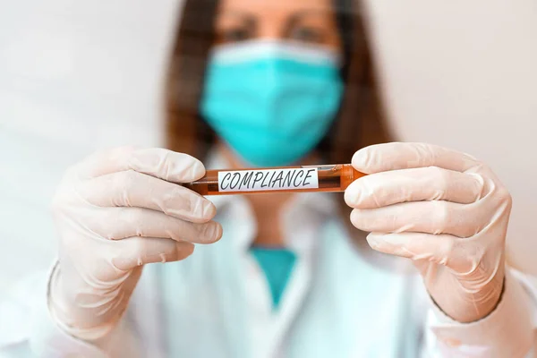 Escribiendo nota mostrando Cumplimiento. Foto comercial que muestra la acción o el hecho de cumplir con un deseo o comandos. Muestra de análisis de sangre de laboratorio para análisis de diagnóstico médico. . —  Fotos de Stock