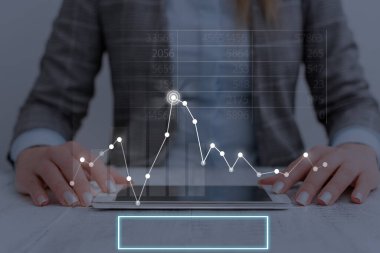 Yükselen Trend Performans Çubuğu Grafik Düzensiz Yıllık Kazancı. Yukarı Doğru Büyüyen Belirsiz Hareket Yüksek Riskli Finansal Durum Raporu Gösteriliyor