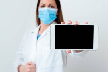 Tıbbi Gecelik Giyen, Ameliyat Eldiveni Giyen, Farklı Açı Atışları Boş Yapıştırma Kağıt Aksesuarlarıyla Çekilen Modern Akıllı Telefon
