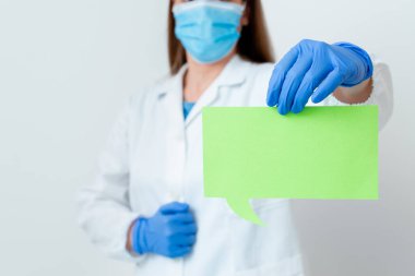 Tıbbi Gecelik Giyen, Ameliyat Eldiveni Giyen, Farklı Açı Atışları Boş Yapıştırma Kağıt Aksesuarlarıyla Çekilen Modern Akıllı Telefon