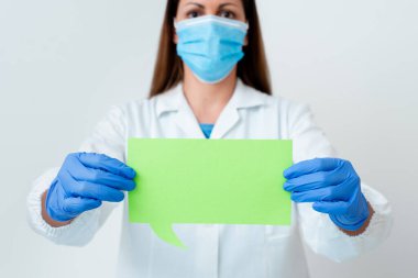 Tıbbi Gecelik Giyen, Ameliyat Eldiveni Giyen, Farklı Açı Atışları Boş Yapıştırma Kağıt Aksesuarlarıyla Çekilen Modern Akıllı Telefon