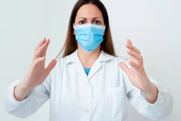 医療用グローブを身に着けている人外科マスク異なる角度ショットで撮影空シール紙アクセサリー現代のスマートフォン — ストック写真