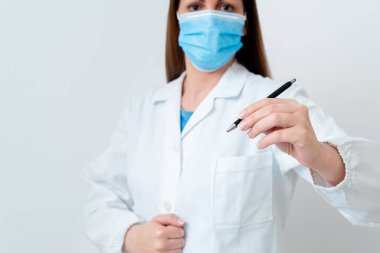 Tıbbi Gecelik Giyen, Ameliyat Eldiveni Giyen, Farklı Açı Atışları Boş Yapıştırma Kağıt Aksesuarlarıyla Çekilen Modern Akıllı Telefon