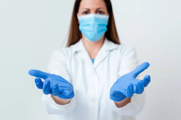 Πρόσωπο που φοράει ιατρική φορεσιά γάντια χειρουργική μάσκα διαφορετικές γωνίες σφηνάκια που λαμβάνονται με άδειο αυτοκόλλητο χαρτί αξεσουάρ σύγχρονη Smartphone — Φωτογραφία Αρχείου