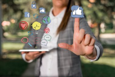 Bilgi Bilgisayarlaştırma Resimlerini Bilgisel Elementlerle Beleş Skeç Gösteriyor. Dijital Teknoloji, Sosyal Medya Ağı, İletişim, İş, Finansal Simgeler Konsepti