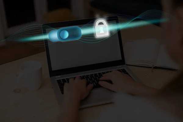 Grafika najnowszych technologii cyfrowych Ochrona danych kłódka bezpieczeństwa na wyświetlaczu wirtualnym. Biznesmen z zamkiem, aby zabezpieczyć. — Zdjęcie stockowe