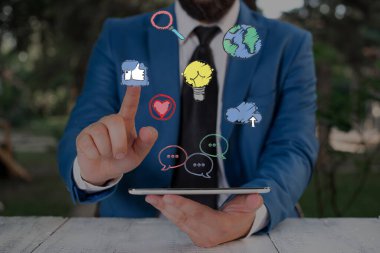 Bilgi Bilgisayarlaştırma Resimlerini Bilgisel Elementlerle Beleş Skeç Gösteriyor. Dijital Teknoloji, Sosyal Medya Ağı, İletişim, İş, Finansal Simgeler Konsepti