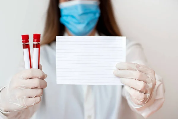 Persona que usa guantes médicos del vestido para realizar el experimento del laboratorio. Detener el tubo de prueba de sangre para el análisis de la condición de salud — Foto de Stock