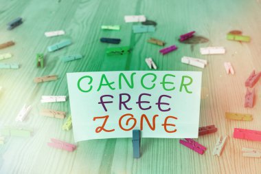 Kansersiz Bölge 'yi gösteren kavramsal el yazısı. İş fotoğraflarında kanser hastalarını destekleyen ve kanser bilincini artıran renkli buruşuk dikdörtgen şekilli kağıt açık mavi arka plan.