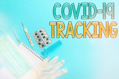 Covid 19 'un izini sürdüğünü gösteren bir not yazıyorum. Sağlık durumu değerlendirmesi için not defteri olan muhtemel hasta şahısların ayırt etme sürecini gösteren iş fotoğrafı..