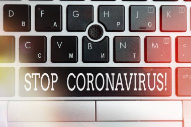 Kavramsal el yazısı Coronavirus 'u Durdurun' u gösteriyor. COVID19 vakalarını azaltmak için mücadele veren Hastalık Bilinci Kampanyası 'nı gösteren iş fotoğrafı arkaplan fotokopi alanının üstündeki not kağıdıyla birlikte Pc klavye anahtarı.