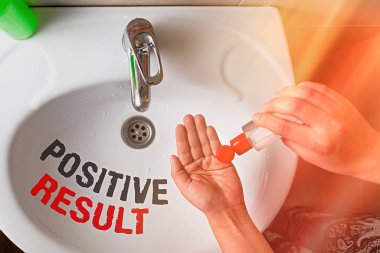 Metin işareti olumlu sonuç gösteriyor. Kavramsal fotoğraf, bir bireyin dezenfekte ve bakteriyel büyümeyi en aza indirgemek için hastalık, durum veya biyolojik işaret yıkama prosedürlerine sahip olduğunu göstermektedir..