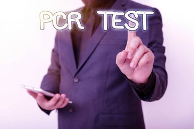 El yazısı Pcr Testi. DNA Modeli 'nin kısa seqeunce içindeki viral genomun niteliksel tespiti anlamına gelen kavramsal kavram, el ile yön bulma sürecinin büyümesini sembolize eder..