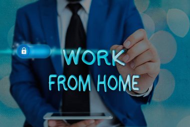 Evden Çalışma 'yı gösteren bir not yazıyorum. Şirketle iletişim kuran iş fotoğraflarının sergilenmesi temel olarak evden esnek bir şekilde web veri güvenliği uygulama sistemi için grafiksel asma kilit.