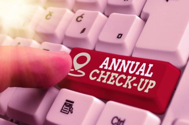 Kelime yazma metni Yıllık Kontrol. Yıllık üreme sağlığı ziyareti için beyaz anahtar alanının üzerinde boş not kağıdı bulunan bir sağlık hizmeti sağlayıcısı White pc klavyesi konsepti.