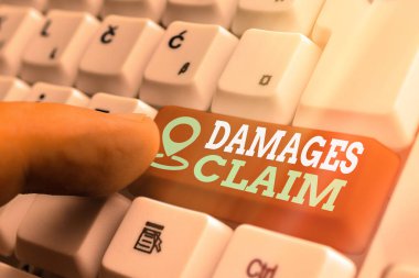 Kelime yazma tazminat talebi. Mağdur tarafının zararlarını veya yükümlülüklerini düzeltmeye yönelik iş konsepti beyaz anahtar alanının üzerinde boş not kağıdı bulunan beyaz bilgisayar klavyesi.