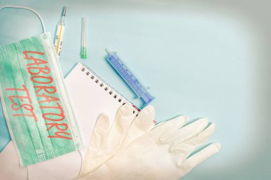 Laboratuar Testi 'ni gösteren kavramsal el yazısı. Sağlık değerlendirmesi için not defteri ile test edilen tıbbi malzeme setinden tıbbi teşhisin belirlenmesini gösteren iş fotoğrafı..