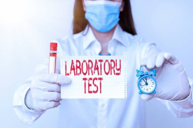 Laboratuar Testi 'ni gösteren kavramsal el yazısı. Tıbbi tanı analizi için laboratuvarda test edilen maddelerden alınan tıbbi teşhisin belirlendiğini gösteren iş fotoğrafı..