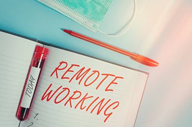 Kelime yazma Uzaktan Çalışması. Profesyonellerin muayeneye hazır kan örneği şişesi ve tıbbi aksesuarlarla ofis dışında çalışmalarına olanak sağlayan tarz konsepti..