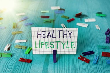 Sağlıklı yaşam tarzını gösteren kavramsal el yazısı. Ciddi şekilde hasta olma riskini azaltan iş fotoğrafı gösterme şekli. Renkli buruşuk dikdörtgen şekilli kağıt açık mavi arkaplan.