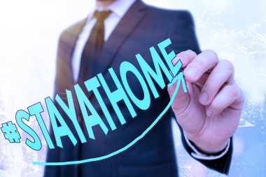 Hashtag yazan el yazısı. Evde kal. Kavram, sosyal medyada koronvirüs salgınıyla ilgili bir trend etiketi anlamına geliyor. Dijital ok başı eğrisi yukarı doğru yükseliyor ve büyüme gelişimini gösteriyor
