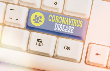 Coronavirüs Hastalığı belirtileri. Kavramsal fotoğraf, yeni bir virüs olan SARSCoV2 beyaz pc klavyesinden kaynaklanan hastalık olarak tanımlanır..