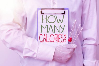 Kaç Kalori Sorusu 'nu gösteren bir not yazıyorum. Vücudumuzun ondan ne kadar enerji alabileceğini soran bir iş fotoğrafı. Tıbbi tanı analizi için laboratuvar kan testi örneği..