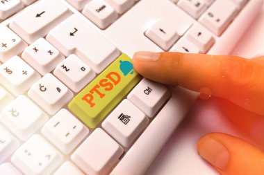 El yazısı Yeni Metin. Yeni yıl için yeni iş fikirleri ve pazarlama kampanyası anlamına gelen kavram. Beyaz pc klavyesi beyaz anahtar alanının üzerinde boş not kağıdı ile karşılanıyor..