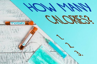 Kaç Kalori Sorusu 'nu yazan el yazısı. Kavram, vücudumuzun ondan ne kadar enerji alabileceğini sormaktır. Tıbbi aksesuarlarla birlikte çıkarılmış kan örneği şişesi incelenmek üzere hazır..